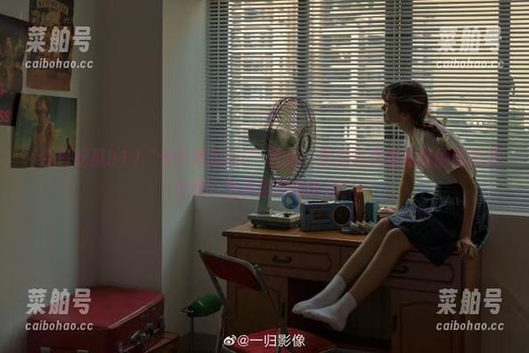 今日吃瓜91 “今日吃瓜91”直达:你见过穿着拖鞋的吃瓜男生吗?出乎意料的时尚!